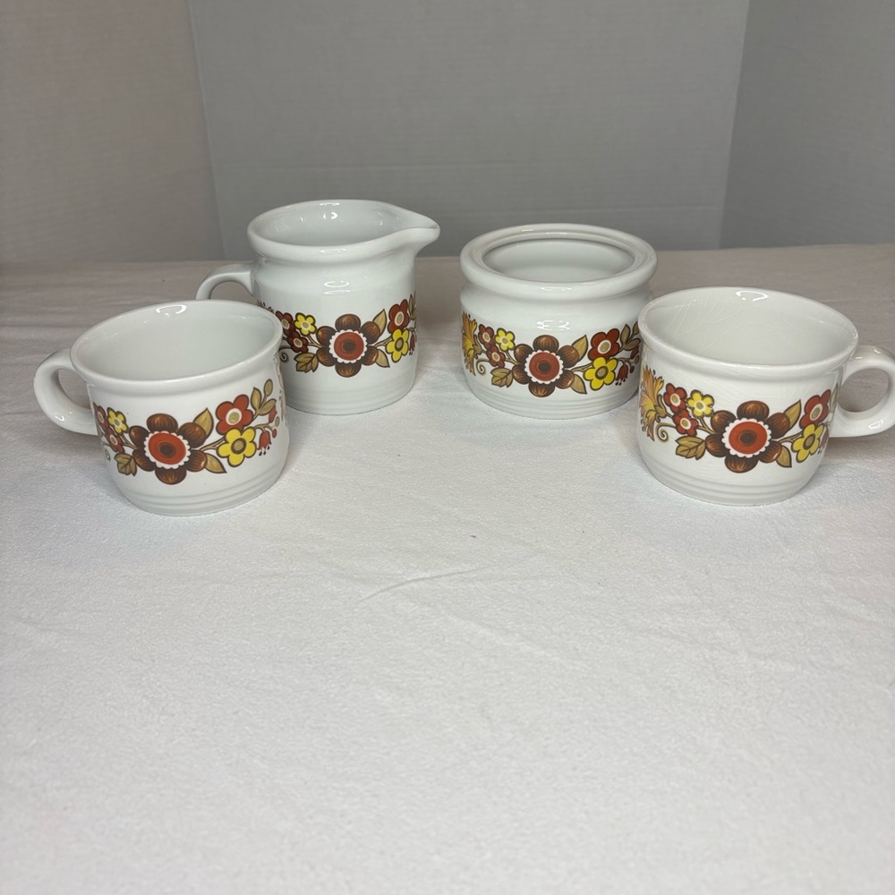 Retro vintage Myott Festival creamer, sugar bowl,‎ 2 Cups. 70’s Flower Design.